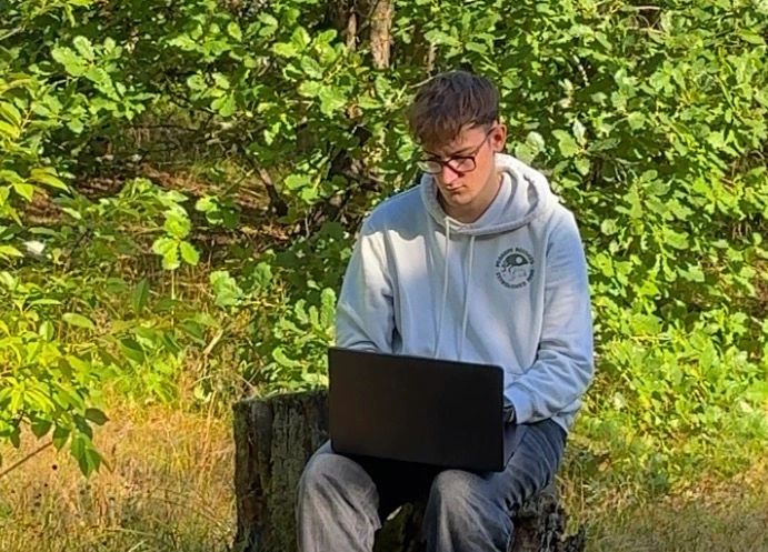Ben arbeitet in einer Lichtung im Wald